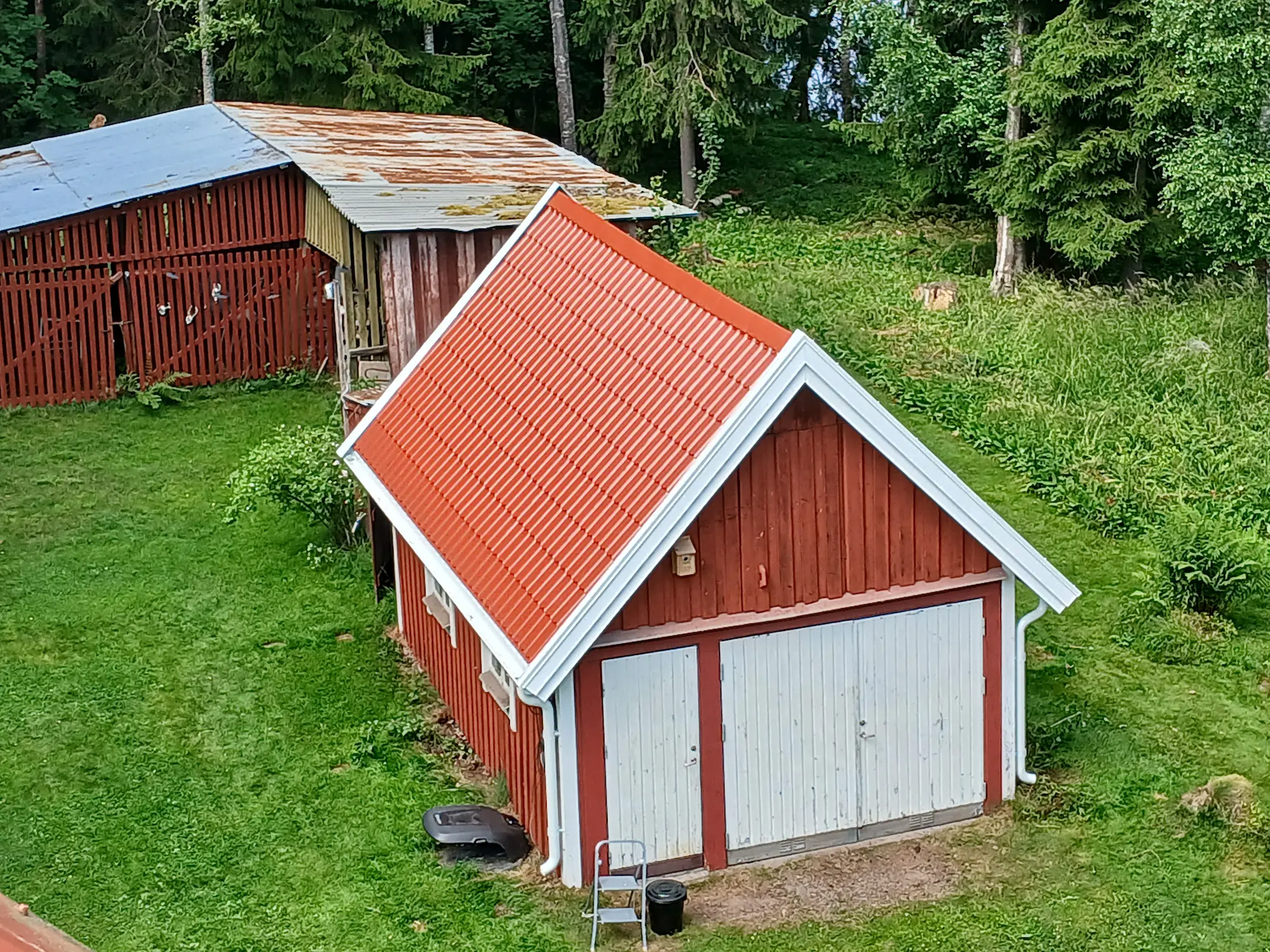 Takläggare i Falun klara med garage i Gustafs och stormskadad fastighet