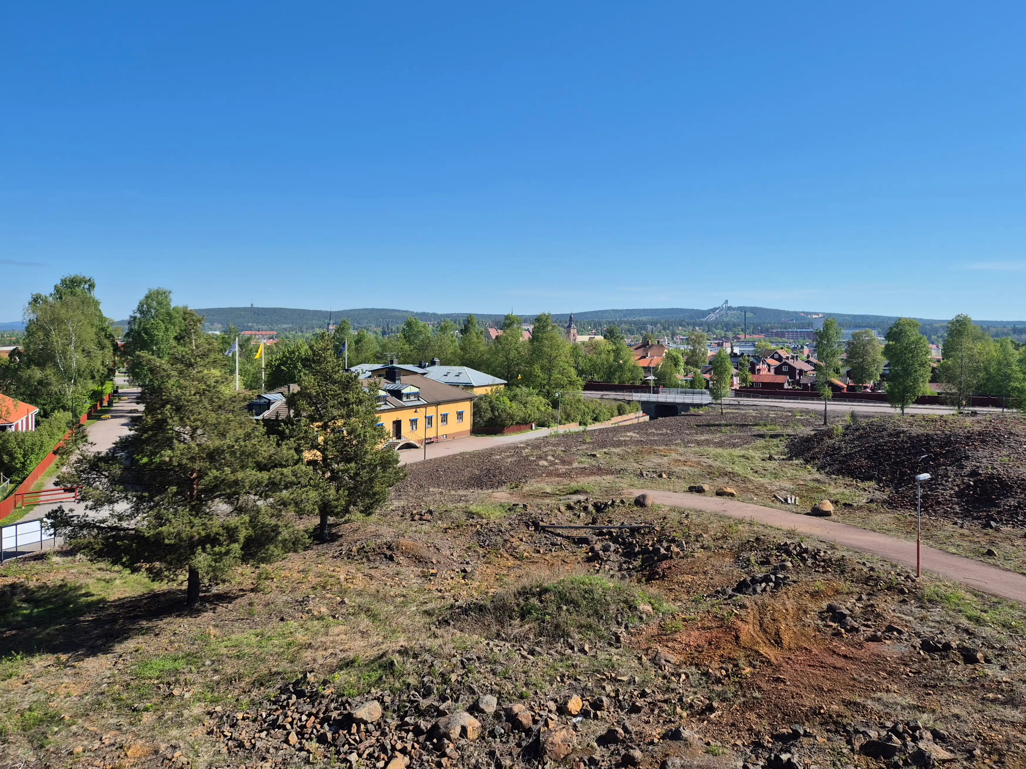 Vy över Falun med hoppbackarna i bakgrunden — Christers Tak är takläggare i Falun